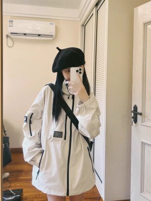 女性の秋の新作フード付きジャケットとトレンディなブランド